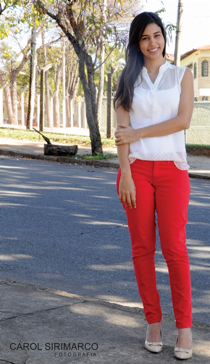 calça branca com blusa vermelha