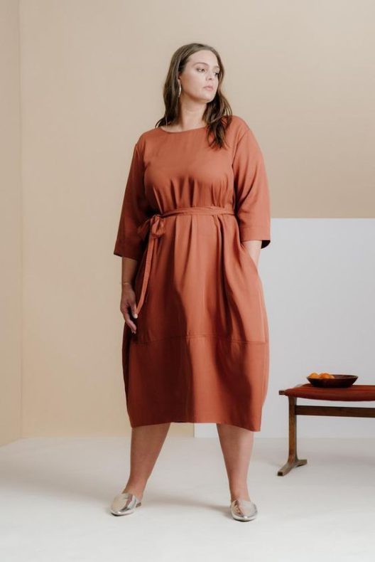 vestido minimalista plus size