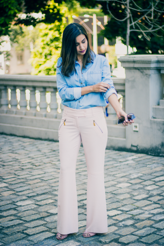 look calca pantalona rosa millennial e camisa jeans