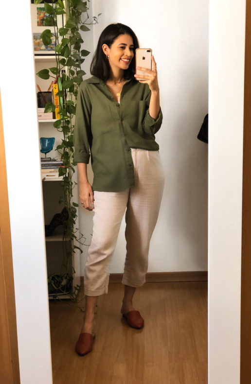 look camisa verde e calca bege