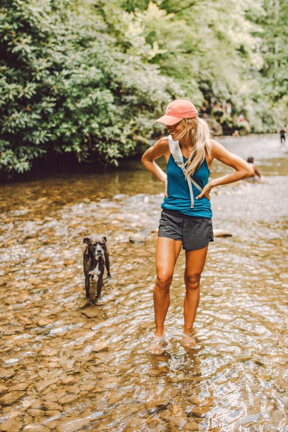 looks para fazer trilhas com shorts e regata - Ashely Bell